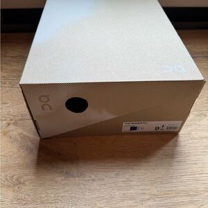On running The Roger sneaker empty box only new price firm!